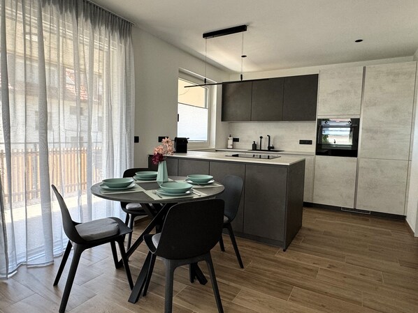 Fridge, oven, stovetop, dishwasher