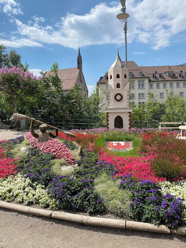 Moderne Ferienwohnung mit großem Balkon. Nähe Stadtzentrum.