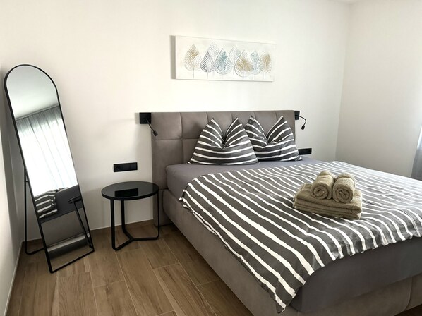 1 bedroom, travel cot, free WiFi, bed sheets - Modern apartment with large balcony. Near city center. (Meran)