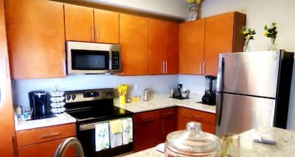 Sunset Stays w/2QB/Balcony/ 3 Mins from Shopping & Dining