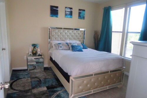 Sunset Stays w/2QB/Balcony/ 3 Mins from Shopping & Dining