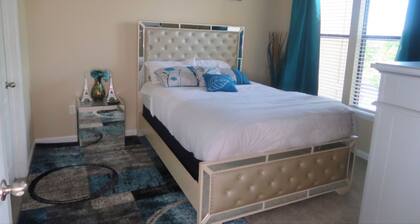 Sunset Stays w/2QB/Balcony/ 3 Mins from Shopping & Dining