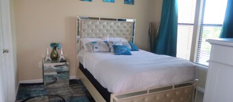 Sunset Stays w/2QB/Balcony/ 3 Mins from Shopping & Dining