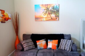 Smart TV, libros y monitor de computadora 