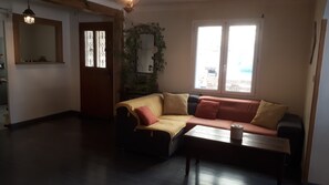 TV - COUNTRY HOUSE WITH PRIVATE SWIMMING POOL (Sénas)