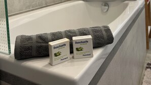 Hårføner, håndklær, såpe og sjampo
