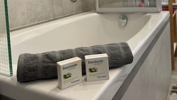 Haartrockner, Handtücher, Seife, Shampoo