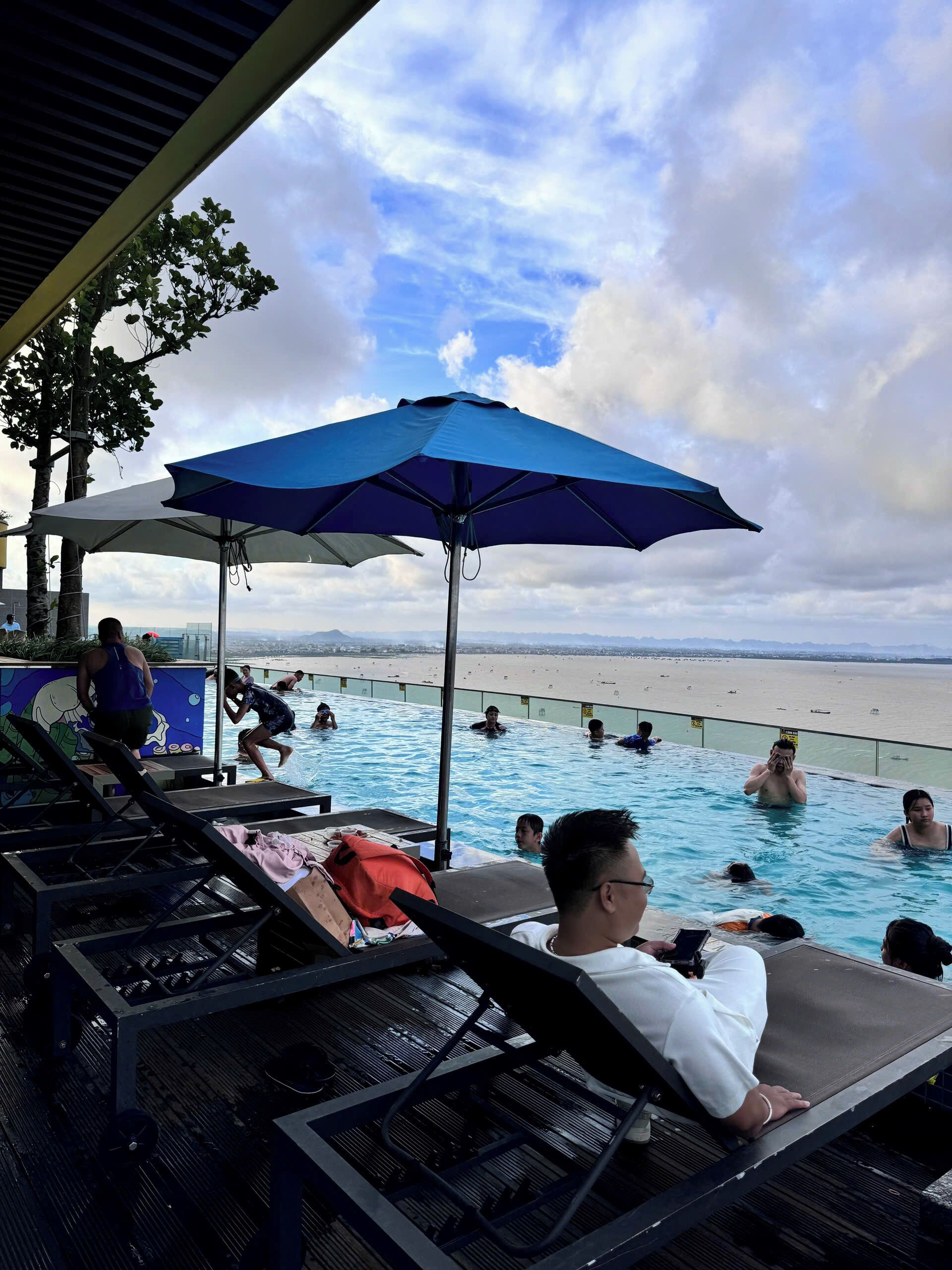 室内游泳  池，室外游泳池，池畔遮阳伞
