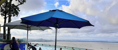 Piscine couverte, piscine extérieure, parasols de plage, chaises longues