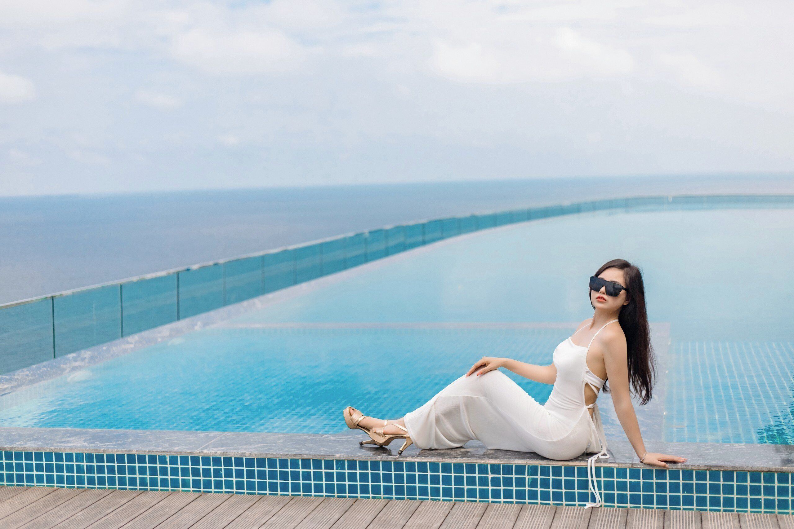 Innendørsbasseng,utendørsbasseng, bassengparasoller og solsenger