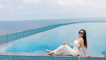 Innendørsbasseng,utendørsbasseng, bassengparasoller og solsenger