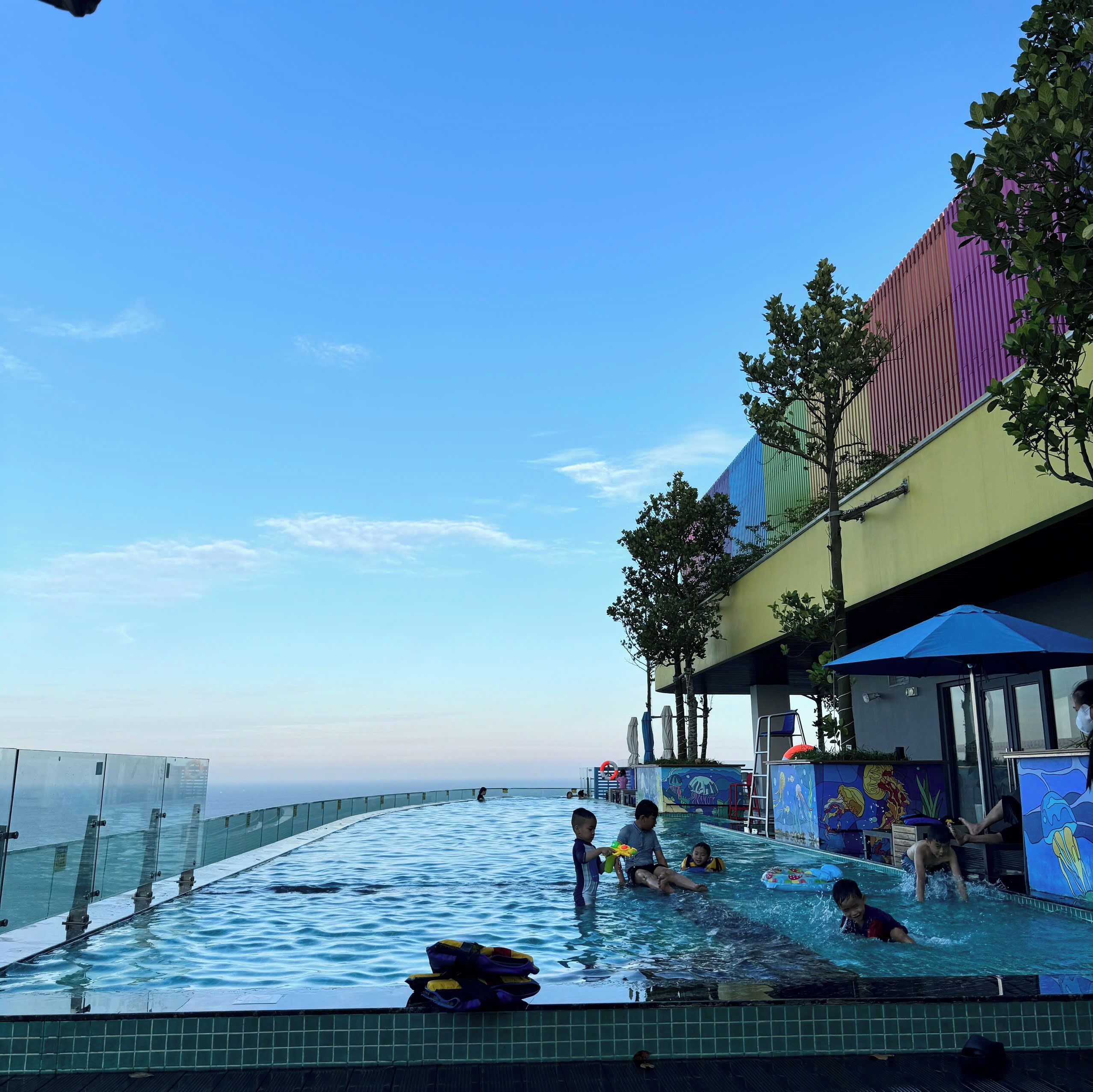 Hồ bơi trong nhà, hồ bơi ngoài trời, dù/ô trên bãi biển/hồ bơi 