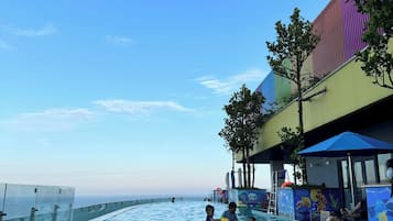 Hồ bơi trong nhà, hồ bơi ngoài trời, dù/ô trên bãi biển/hồ bơi