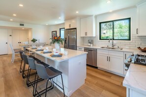 Køleskab, mikrobølgeovn, ovn, kogeplade