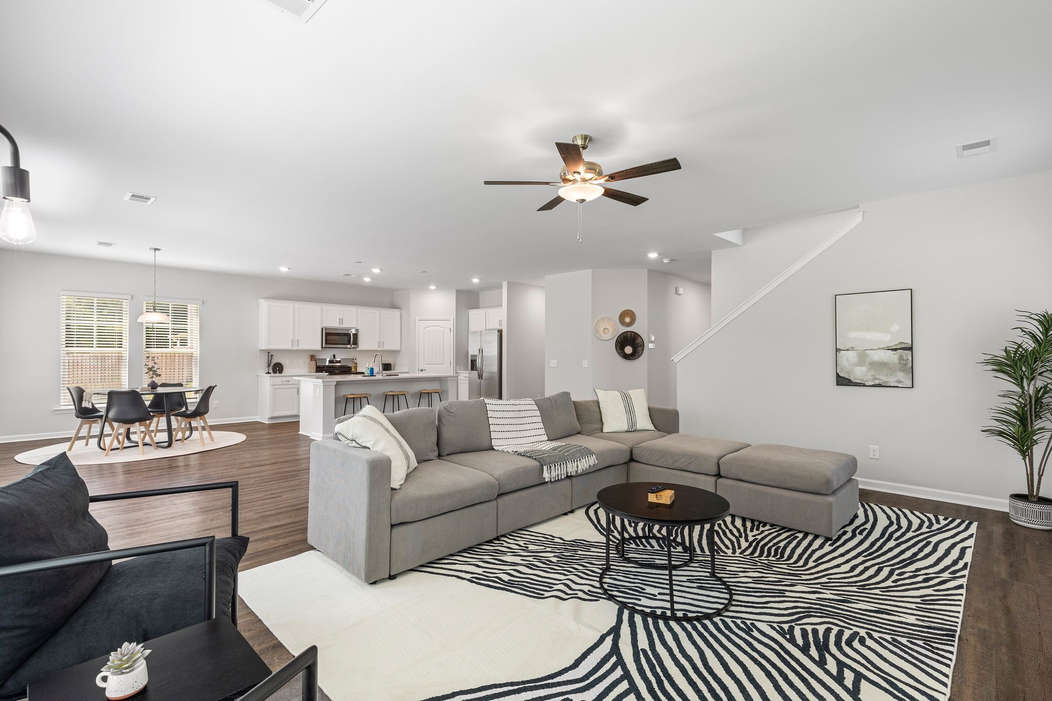 Spacious 4-bedroom house with Theater and Kids area in Pooler, Sleeps 10