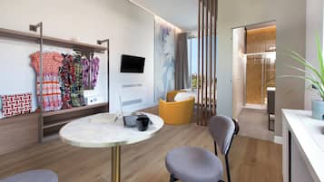 Deluxe Room | 1 bedroom, down comforters, in-room safe, laptop workspace