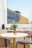 Doppia Deluxe | Area soggiorno | TV a schermo piatto 36 pollici con canali digitali