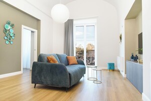 Appartamento Deluxe | Area soggiorno | TV a schermo piatto 36 pollici con canali digitali