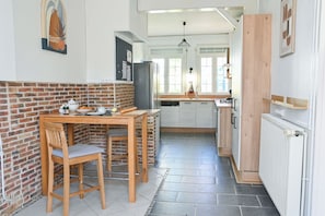 Fridge, microwave, oven, stovetop - Gite Troubadour 10p heated indoor pool, fenced garden, ideal for families (Audinghen)