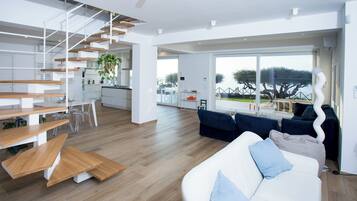 Smart TV, libri, impianto stereo, monitor per computer