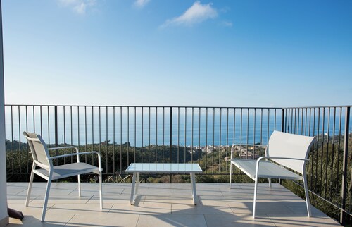 Villa Giardino degli Ulivi, a modern Sicilian Villa with a breathtaking view