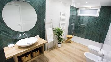 Doccia, asciugacapelli, bidet, asciugamani