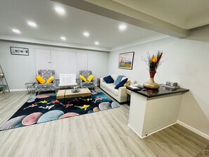 Smart TV - Charming home https://youtube.com/shorts/-31OOvCrLG0?feature=share (Oak Park)