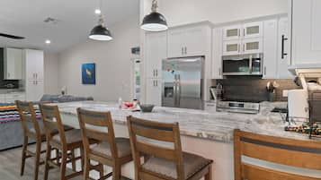 雪櫃、微波爐、焗爐、爐具