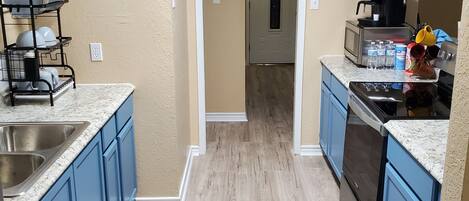 冷蔵庫、電子レンジ、オーブン、コンロ