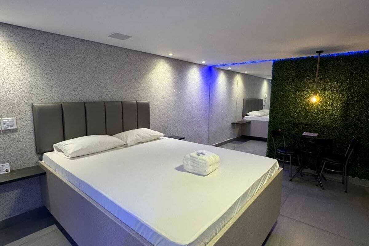 Deluxe Double Room | Laptop workspace, bed sheets