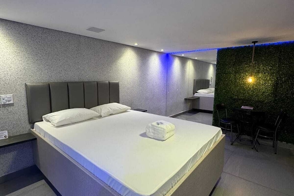 Habitación doble Deluxe | Espacio para trabajar con laptop y ropa de cama