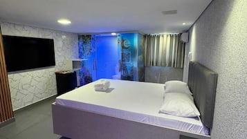 Quarto casal luxo | Espaço de trabalho para notebook, roupa de cama