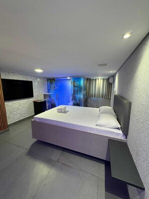 Espacio para trabajar con laptop y ropa de cama