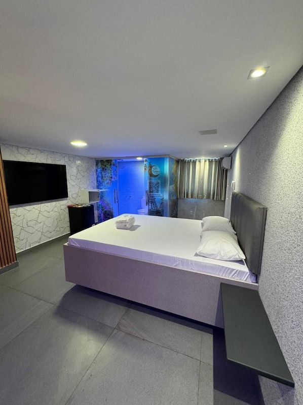 Deluxe Double Room | Laptop workspace, bed sheets