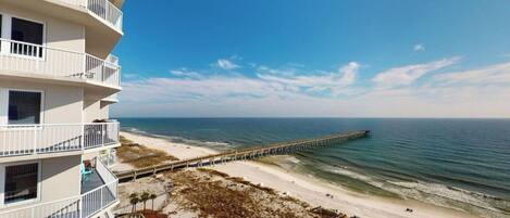 En la playa y camastros