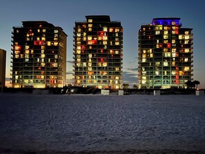 Três edifícios altos com vários andares e varandas, provavelmente residenciais ou de hotel.