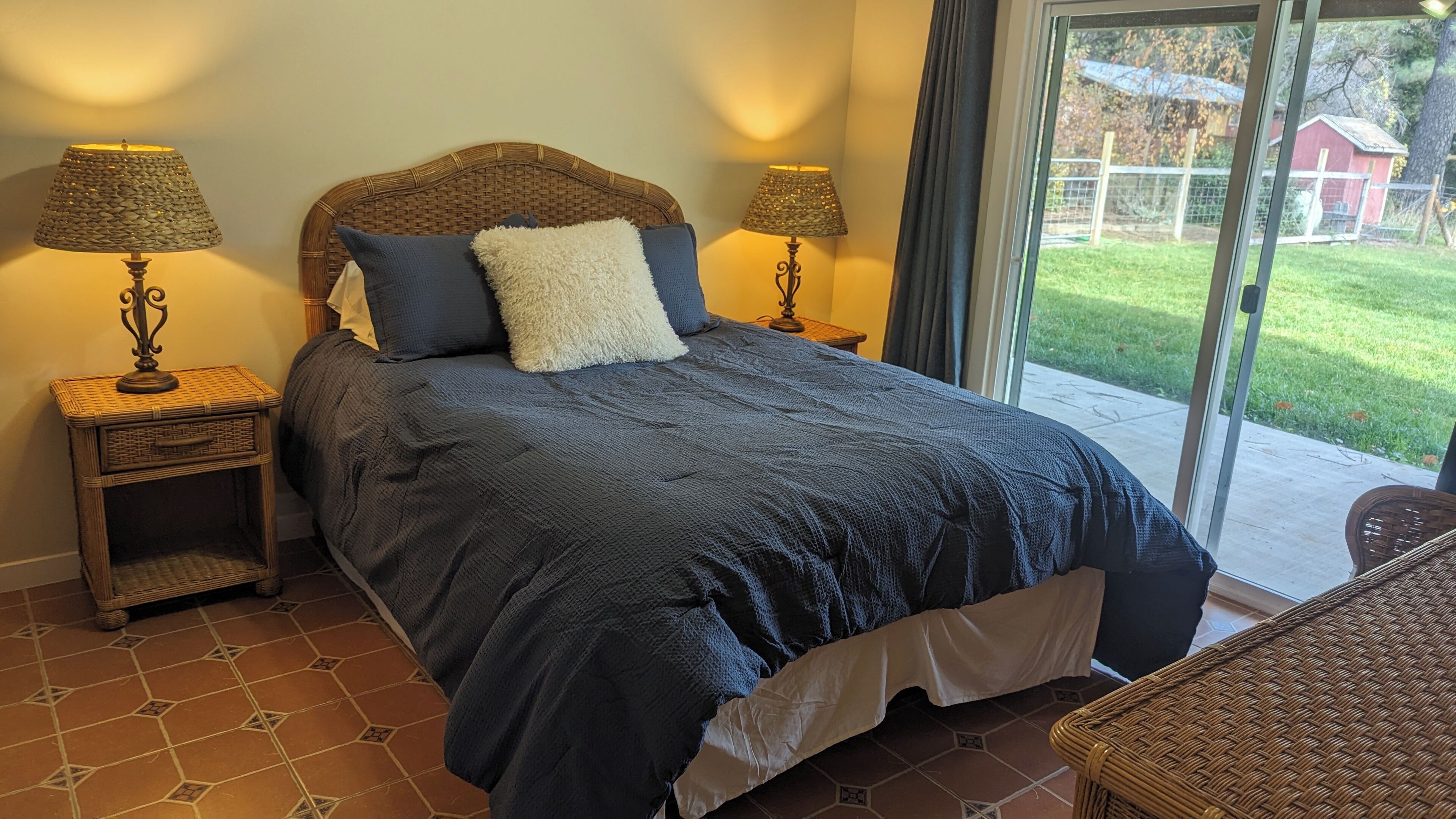 2 quartos, escrivaninha, ferros/tábuas de passar roupa