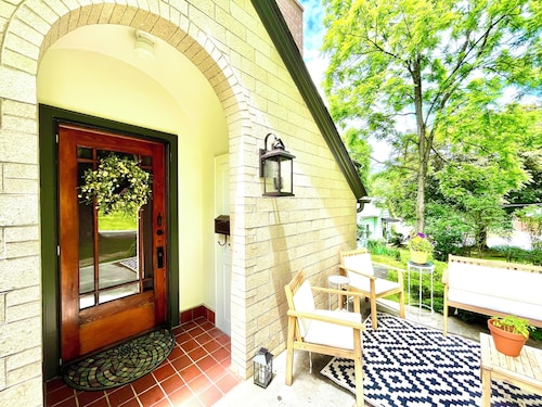 Charming 2-bedroom house with AC, WiFi in delightful Lewisburg. Walkable to all!
