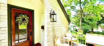 Charming 2-bedroom house with AC, WiFi in delightful Lewisburg. Walkable to all!