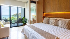 Un dormitorio moderno con una cama grande, un balcón con vistas y paneles de madera en las paredes.