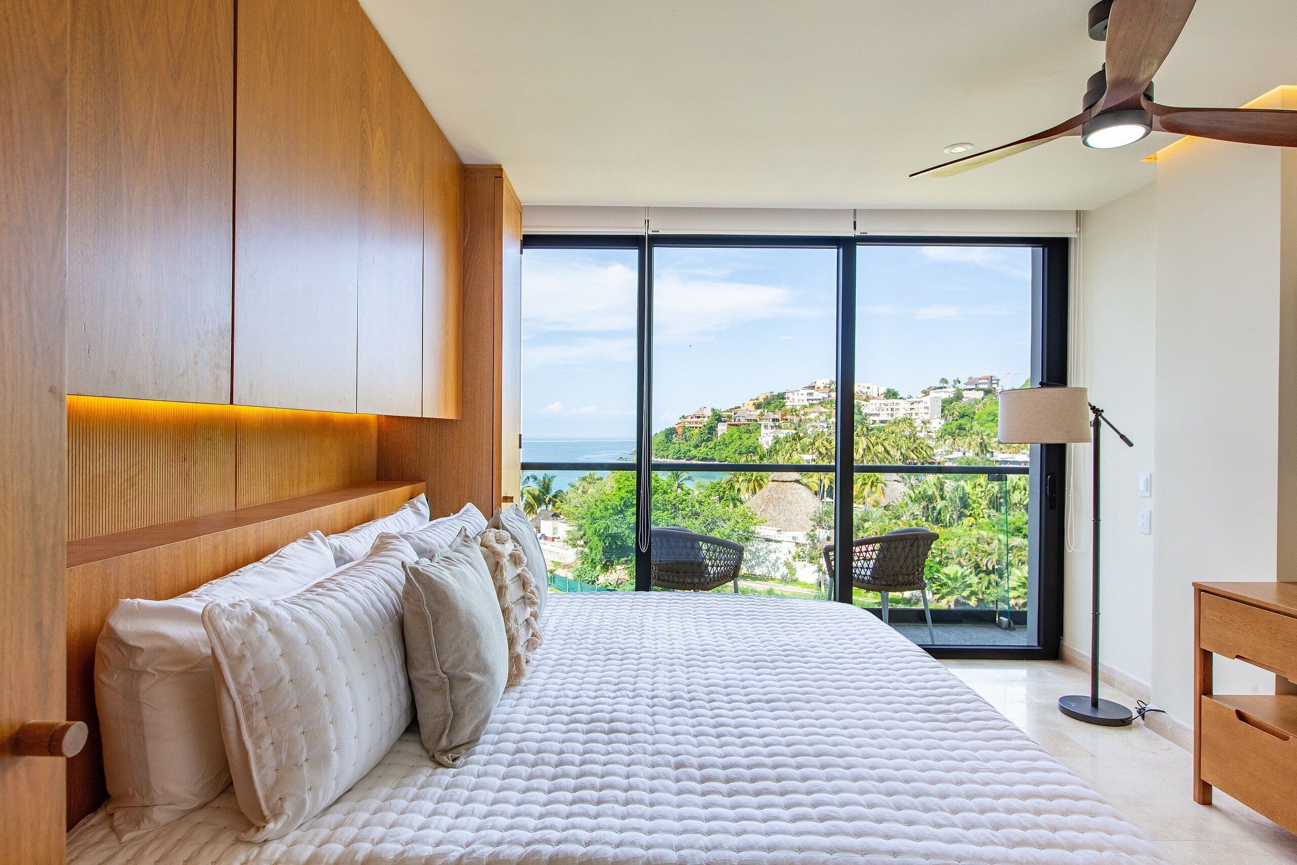 2 bedrooms, desk, Internet