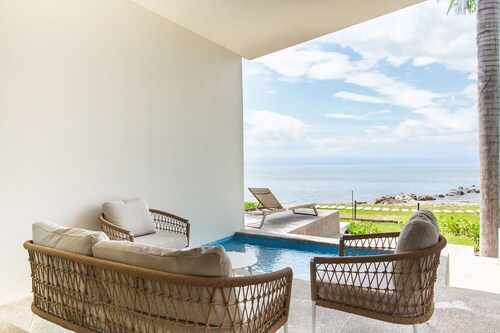 TH7 - Beachfront Condo, few steps from the beach