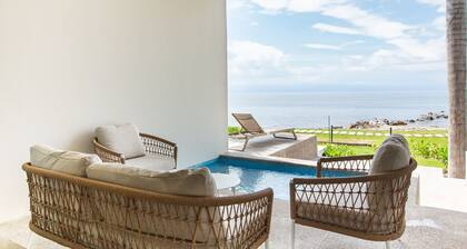 TH7 - Beachfront Condo, few steps from the beach