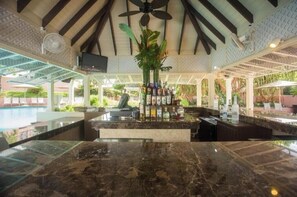 Bar (on property) - Atlantis Harborside 2 Bedroom Lockoff-Includes 8 Atlantis wristbands (Paradise Island)