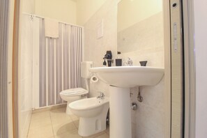 Kamar Double atau Twin Comfort | Kamar mandi