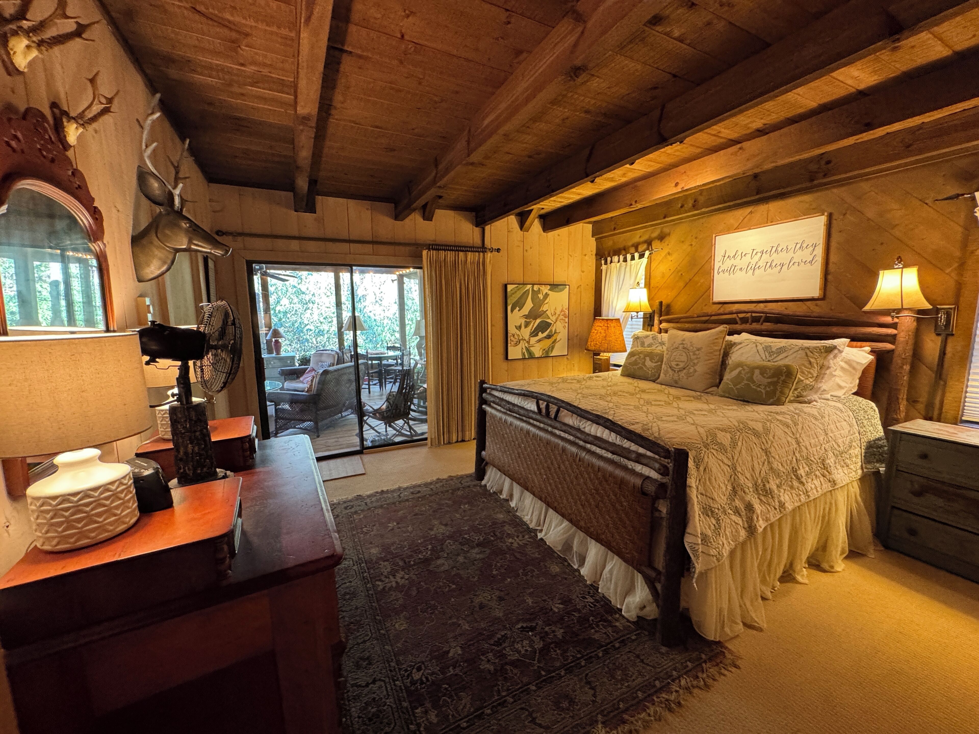 3 habitaciones, escritorio y tabla de planchar con plancha 