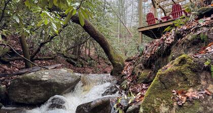 Dancing Bear: Top rated on 2 Private Creek acres w screened porch, WiFi, Grill