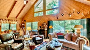 Smart TV, fireplace, books - Dancing Bear: Top rated on 2 Private Creek acres w screened porch, WiFi, Grill (Franklin)