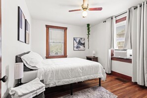 3 bedrooms, desk, iron/ironing board, WiFi - Cozy 3BD Craftsman House (Englewood)