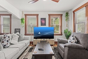 Smart TV, video games, books - Cozy 3BD Craftsman House (Englewood)